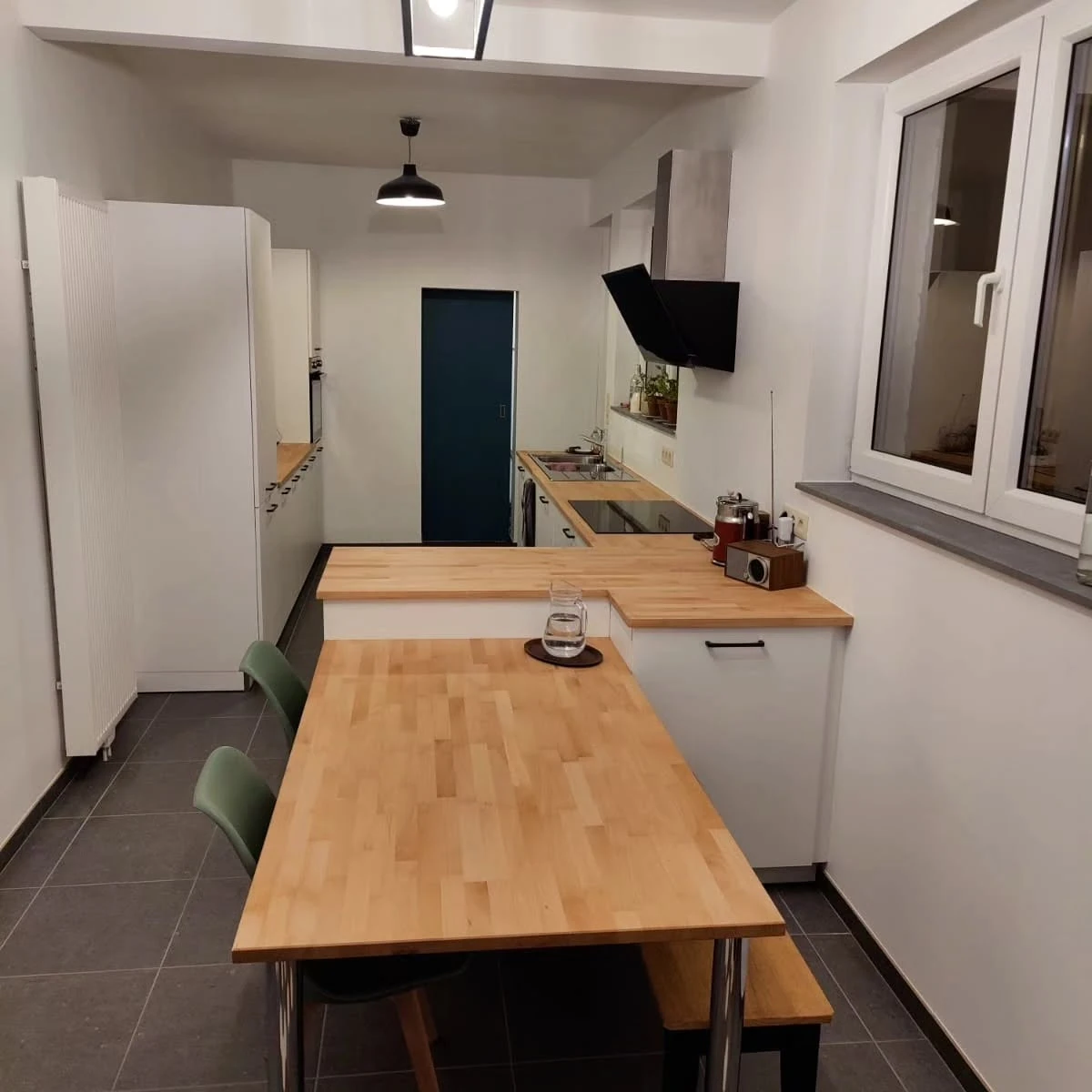 Cuisine Jadinon rénovée, avec mobilier blanc et plans de travail en bois