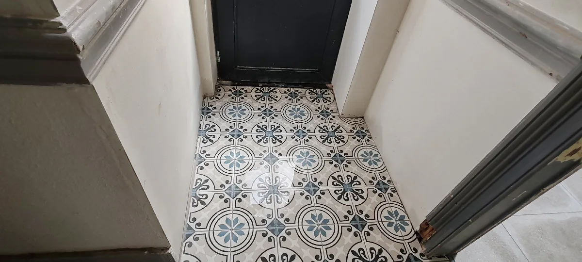 Carrelage à motifs posé dans une entrée