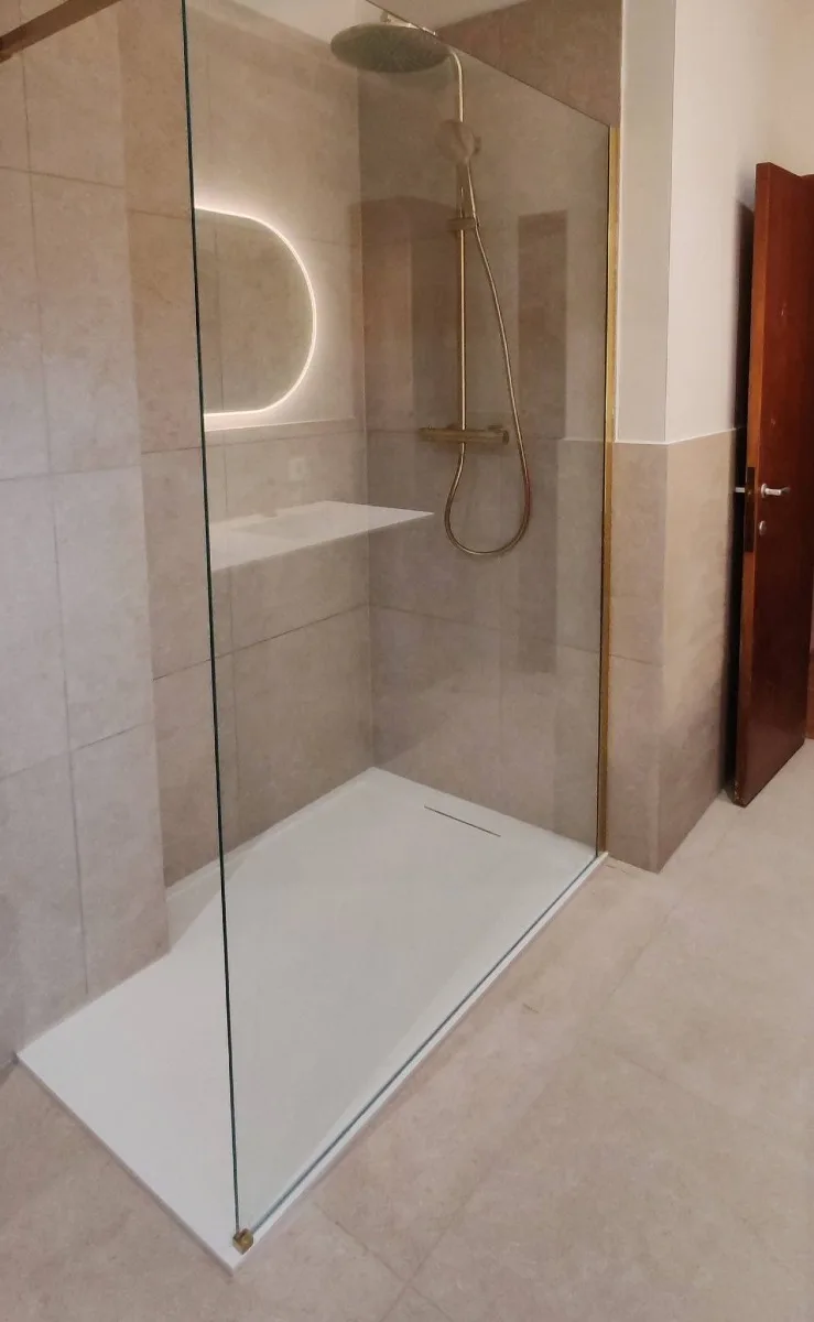 Douche vitrée de la salle de bains rénovée