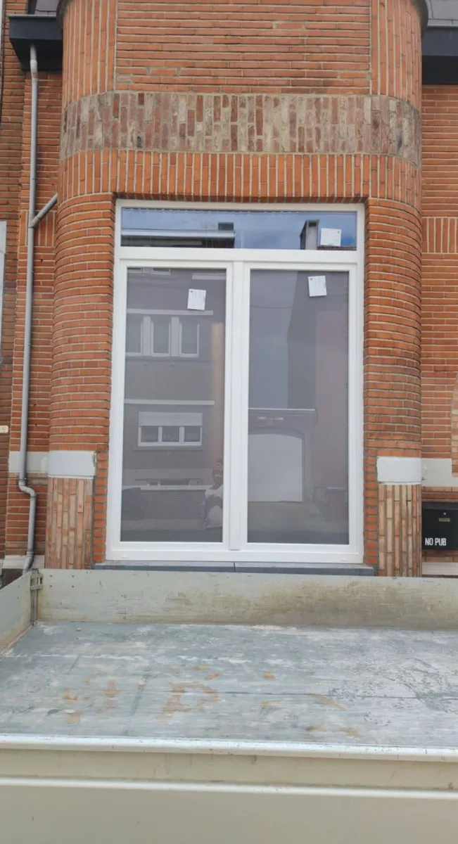 Baie vitrée dans une façade en briques