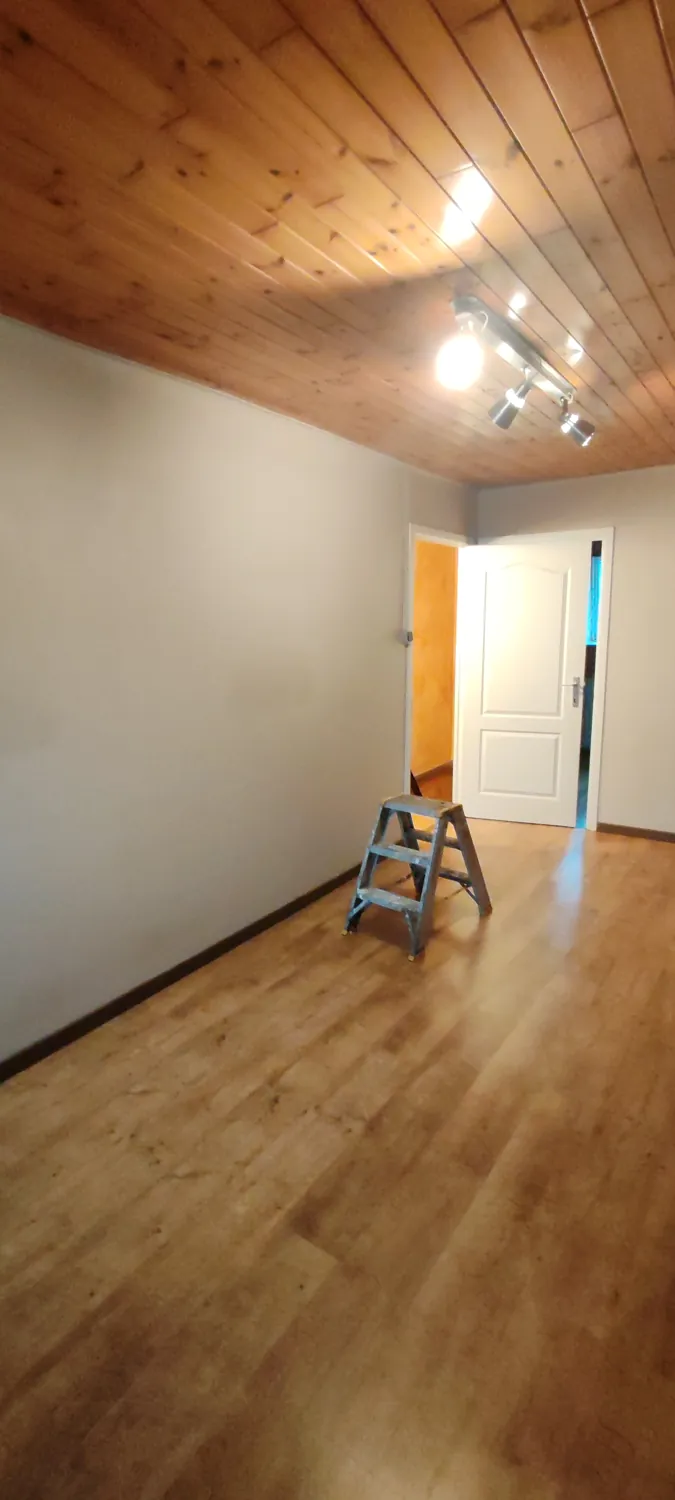 Intérieur existant avec plafond en bois avant les transformations