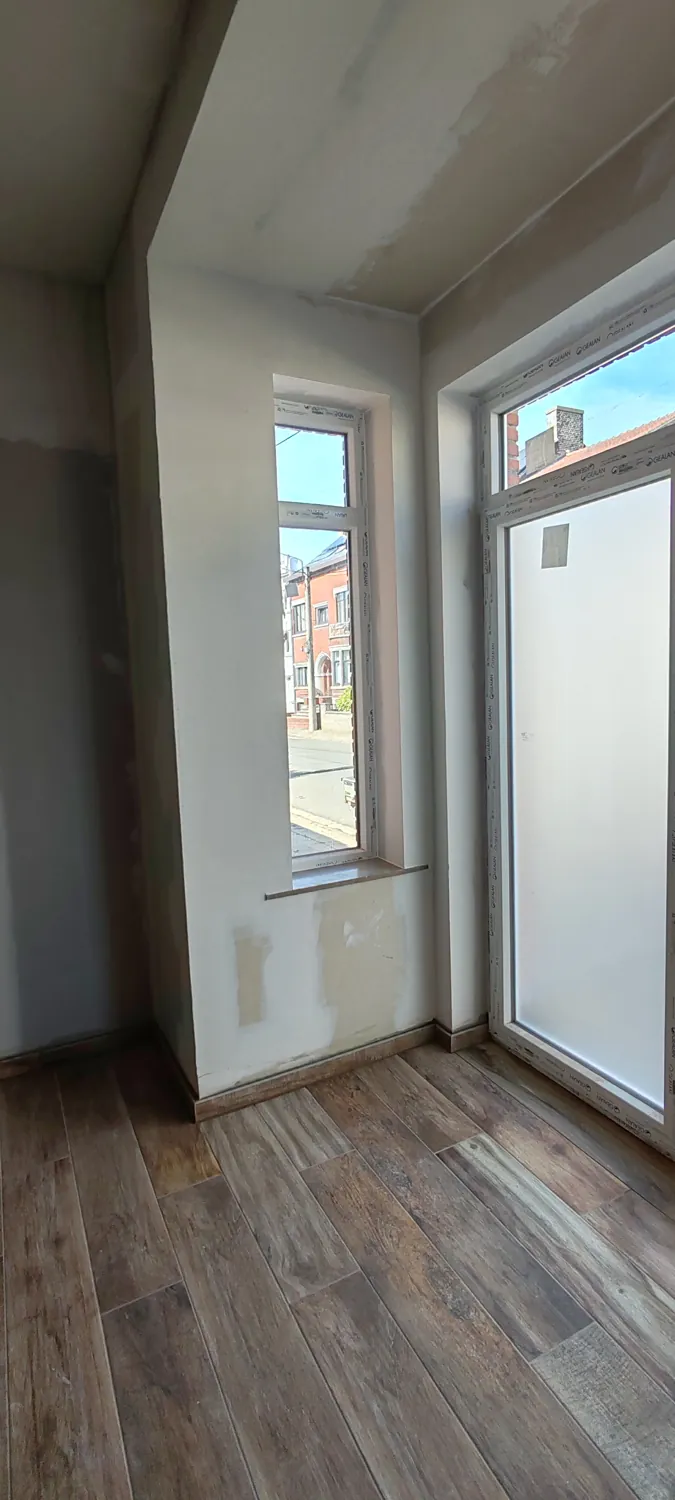 Passage intérieur avec parois claires et sol terminé