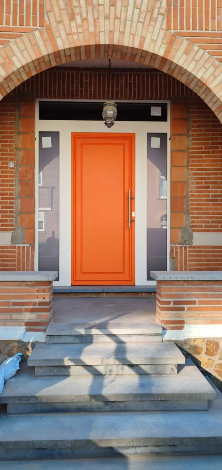 Entrée avec porte colorée et marches après travaux