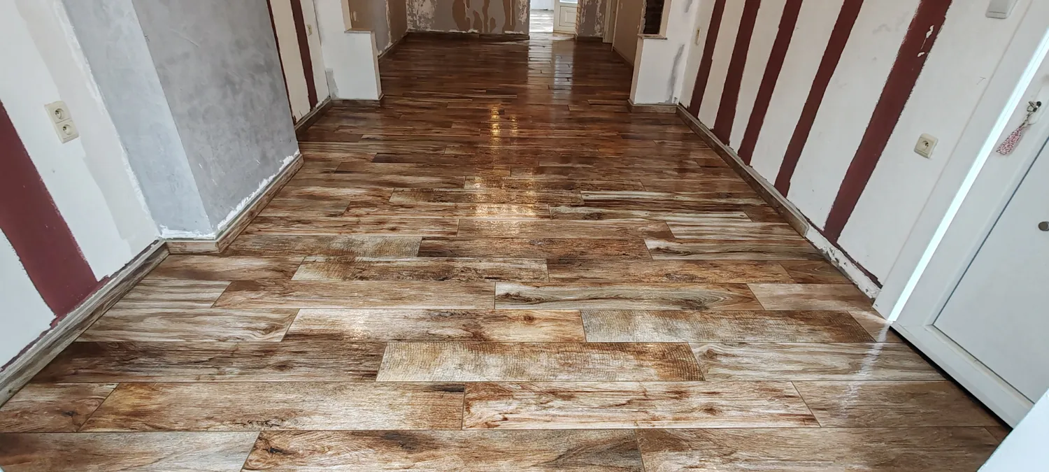 Pièce avec revêtement de sol aspect bois après pose