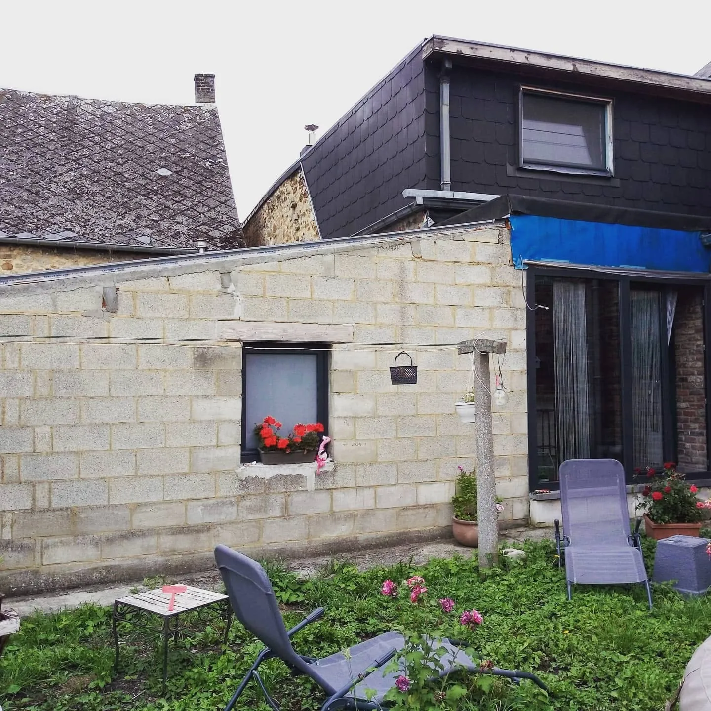 Mur extérieur en blocs apparents avant finition en briques