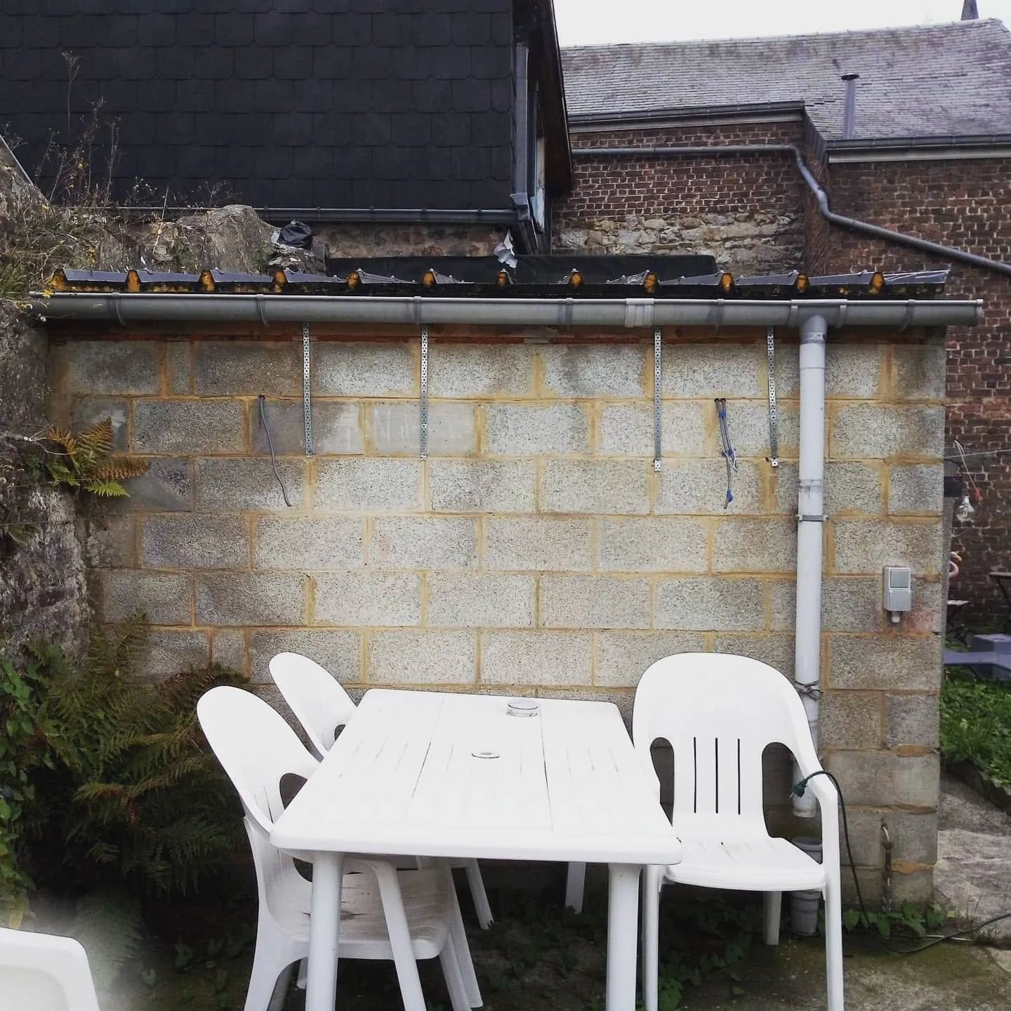 Autre face du mur en blocs avant les travaux