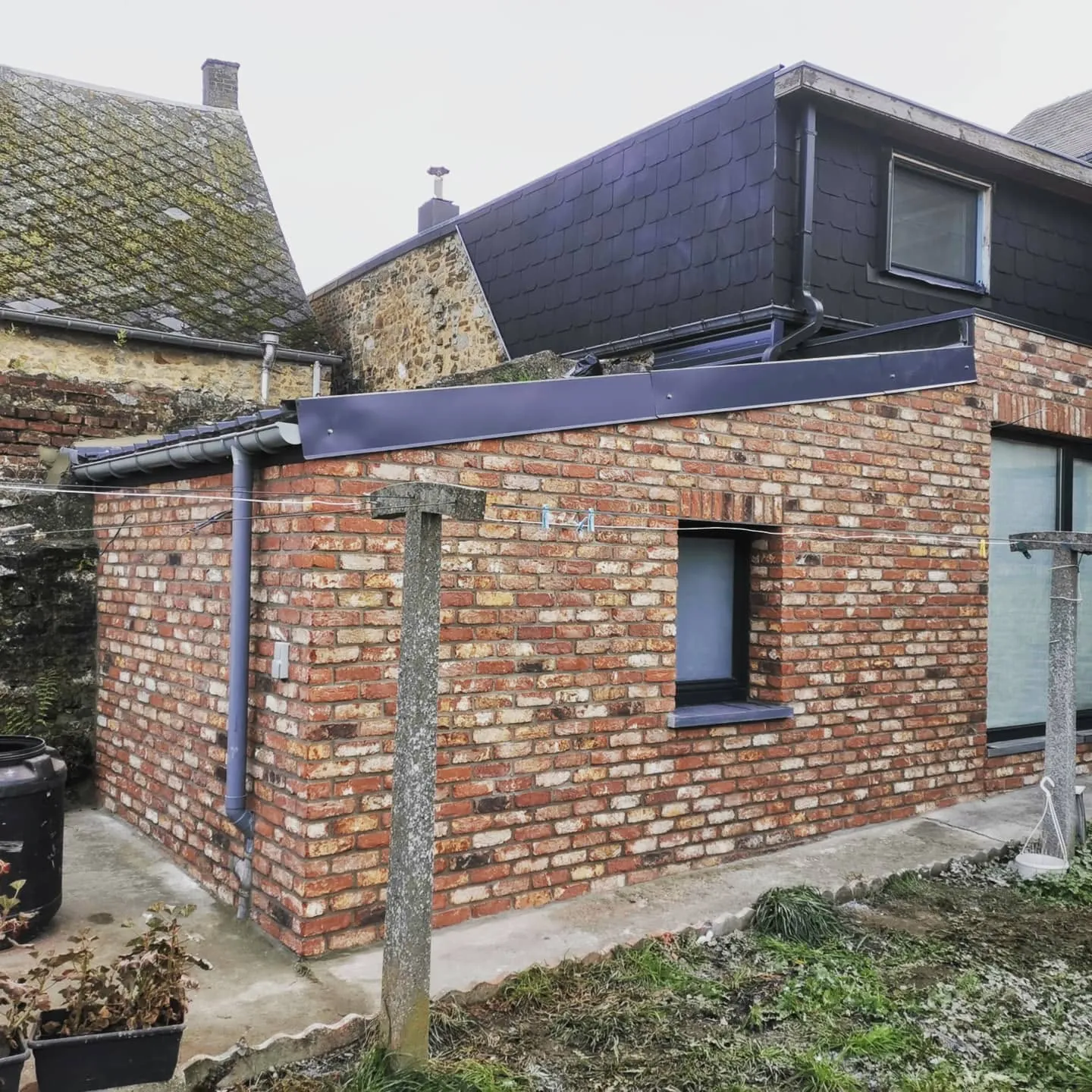 Angle du mur terminé avec finition en briques
