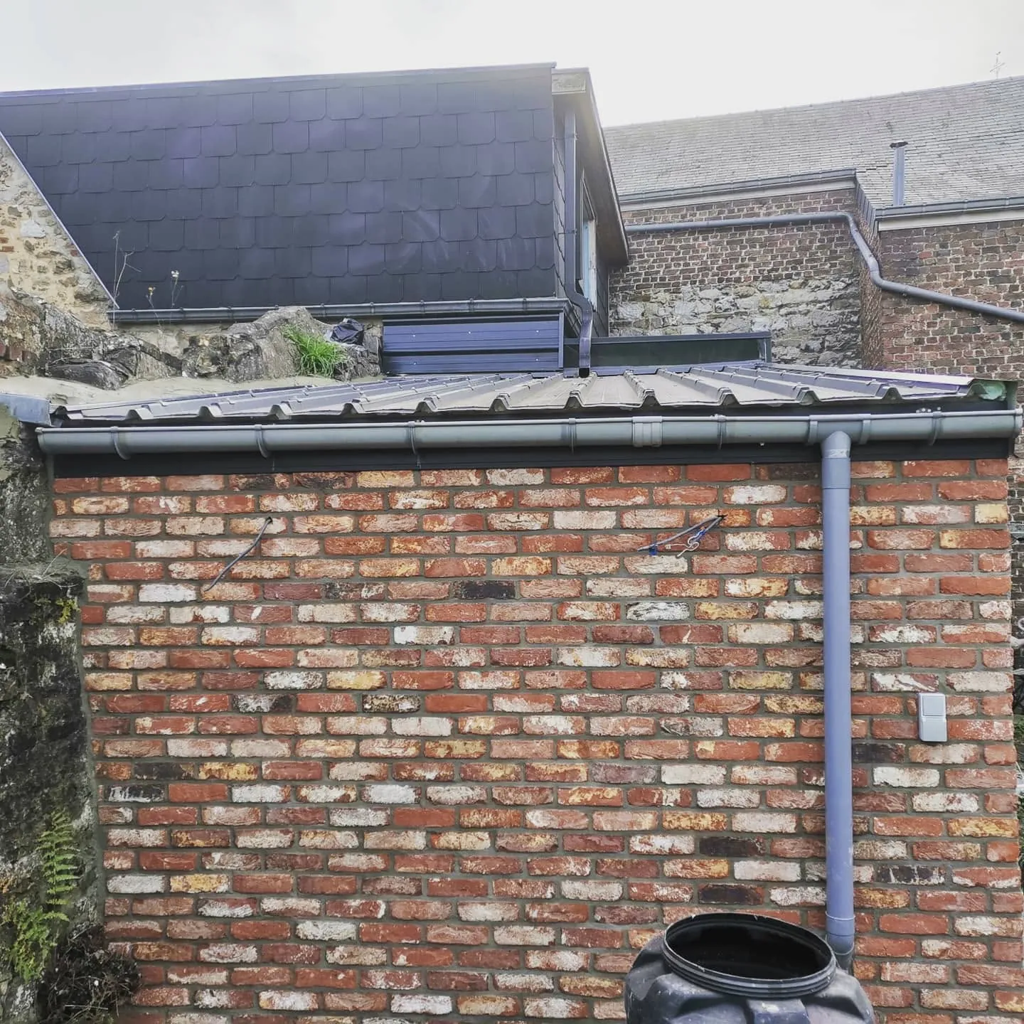 Rangs de briques et joints sur le mur extérieur terminé