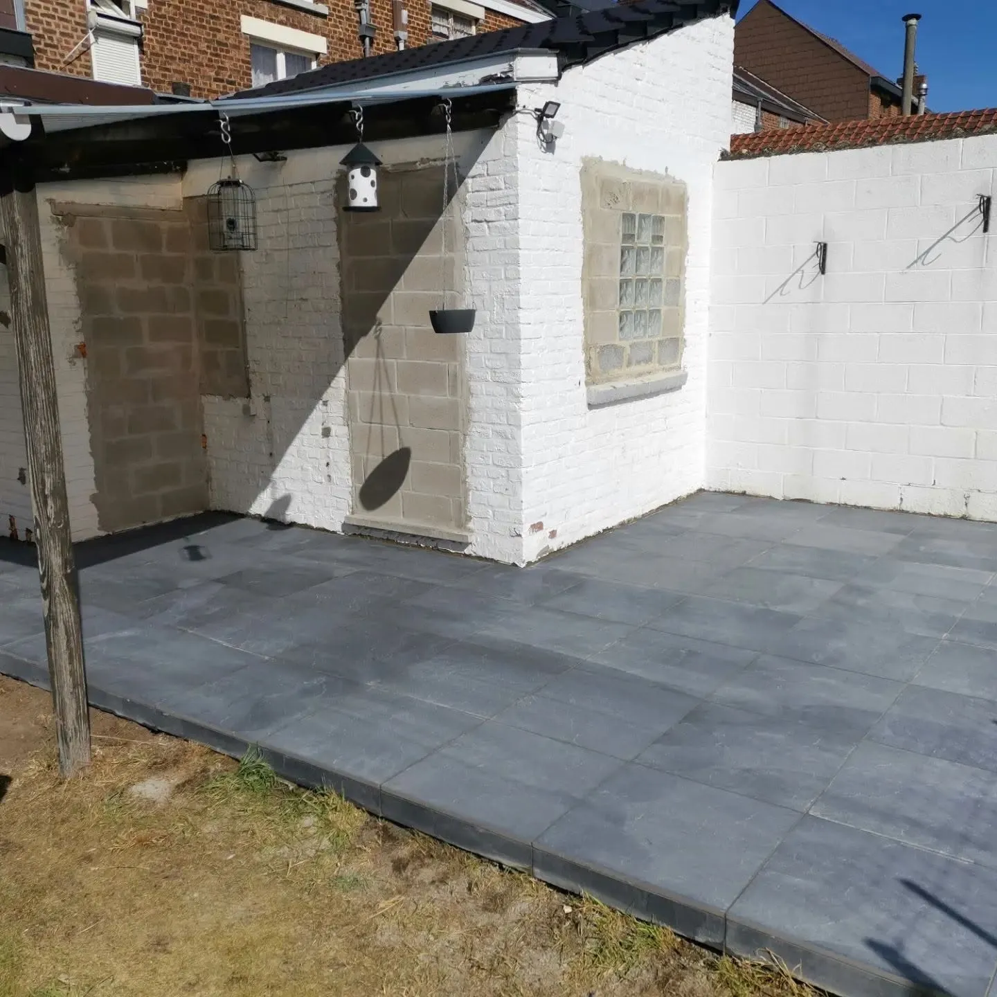 Alignements du carrelage de la terrasse contre les murs