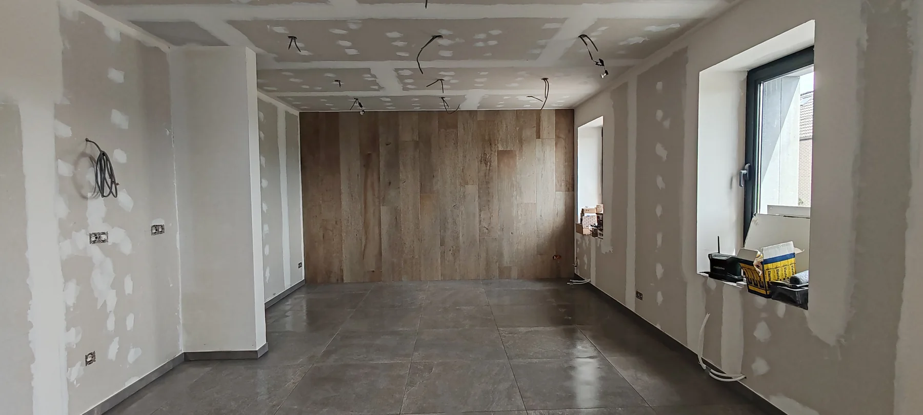 Préparation du plafond et des parois en plaques de plâtre pendant la rénovation