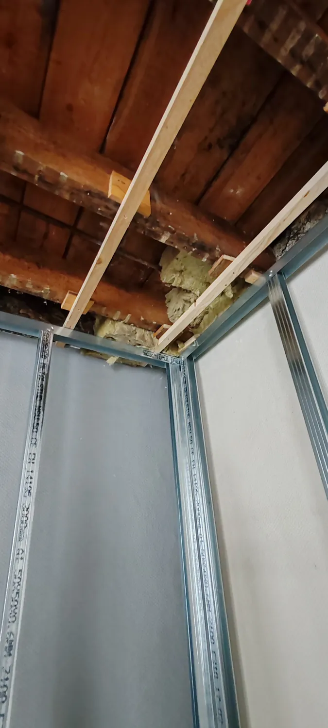 Plafond ouvert et parois en préparation