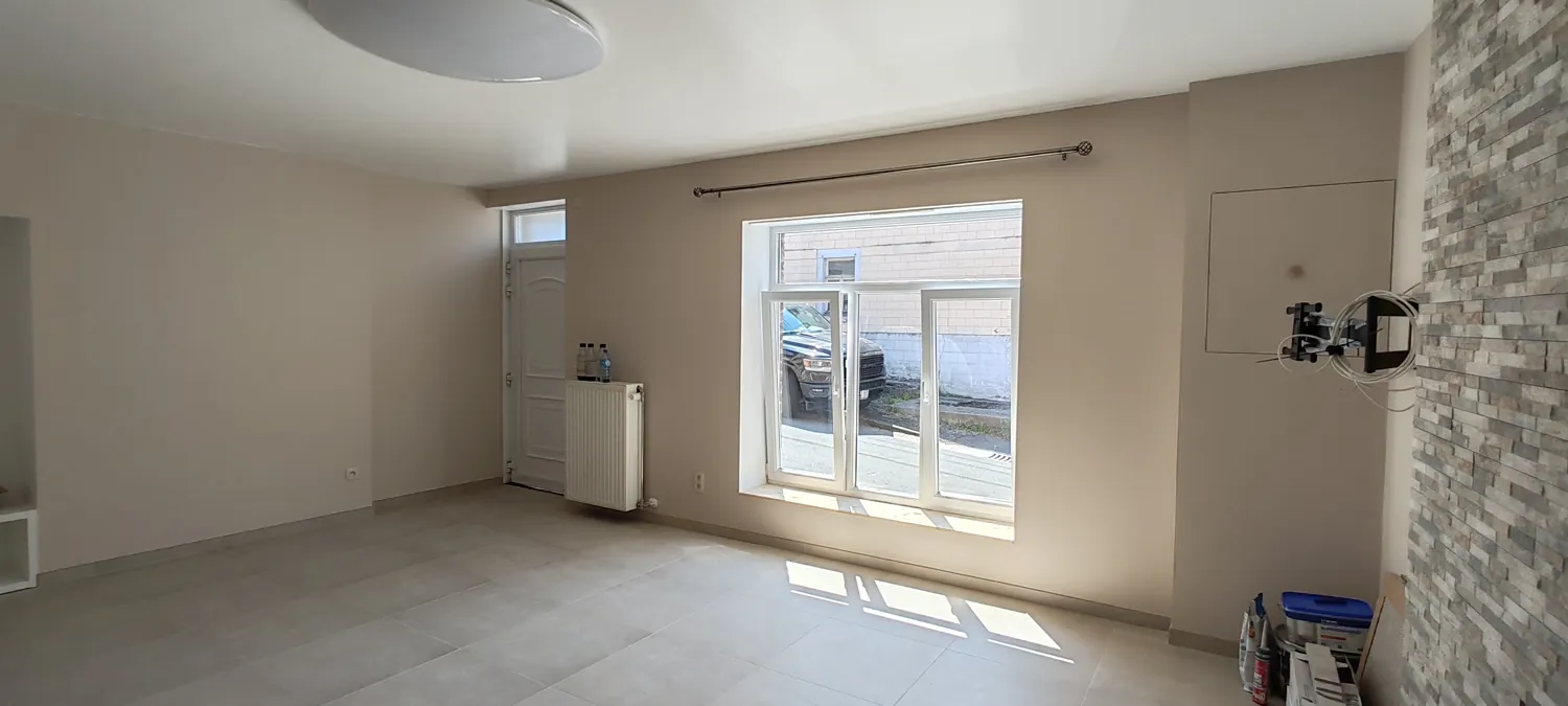 Mur décoratif et baie vitrée après les travaux