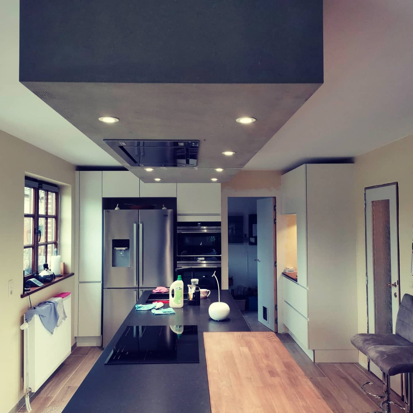 Transformation intérieure après travaux – cuisine avec îlot central