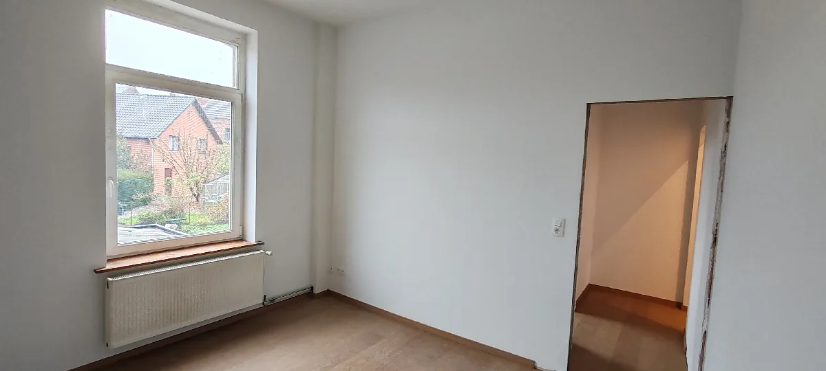 Pièce avec murs plafonnés et sol vinyle aspect bois