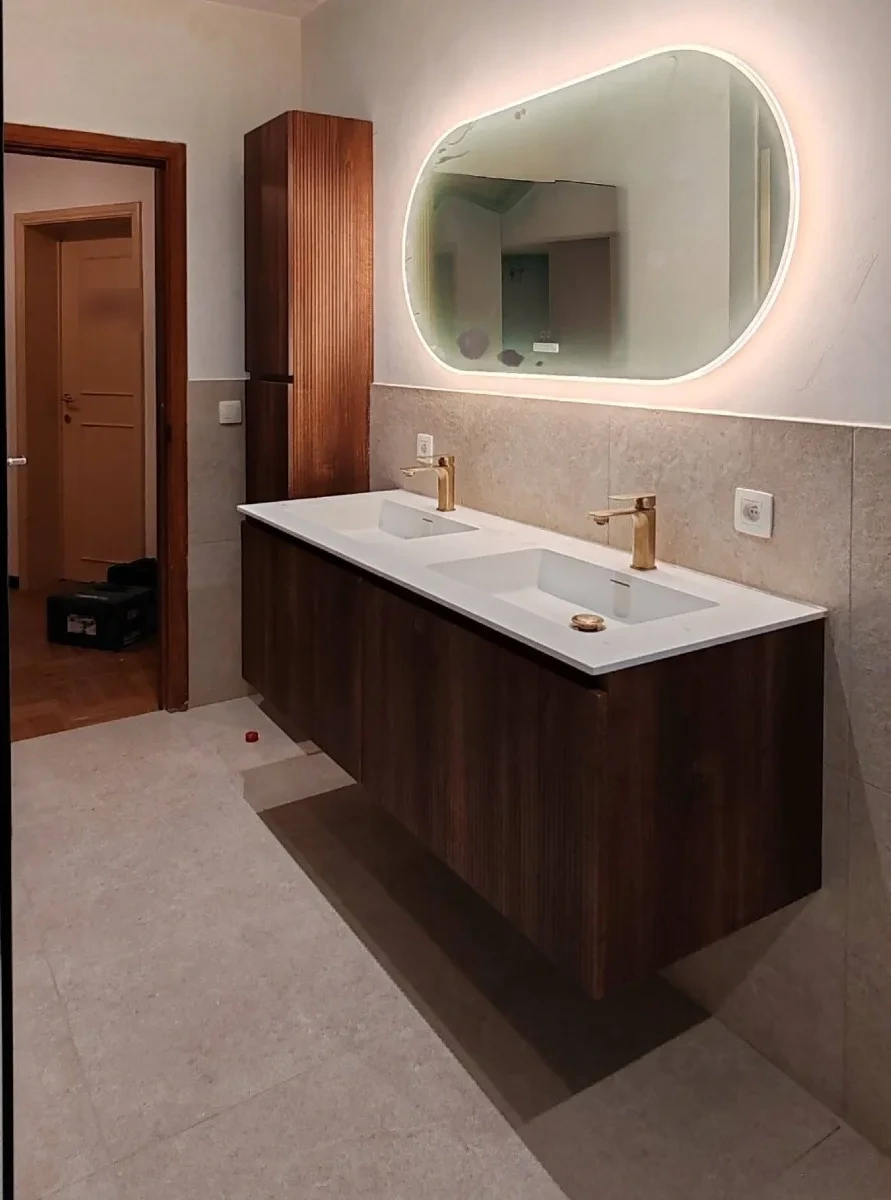 Salle de bains avec meuble double vasque en bois et miroir éclairé